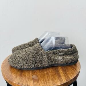 Acorn Brown Fuzzy Slippers Men’s Size 7.5-8.5